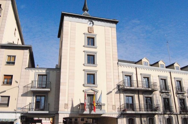 Ayuntamiento detrás