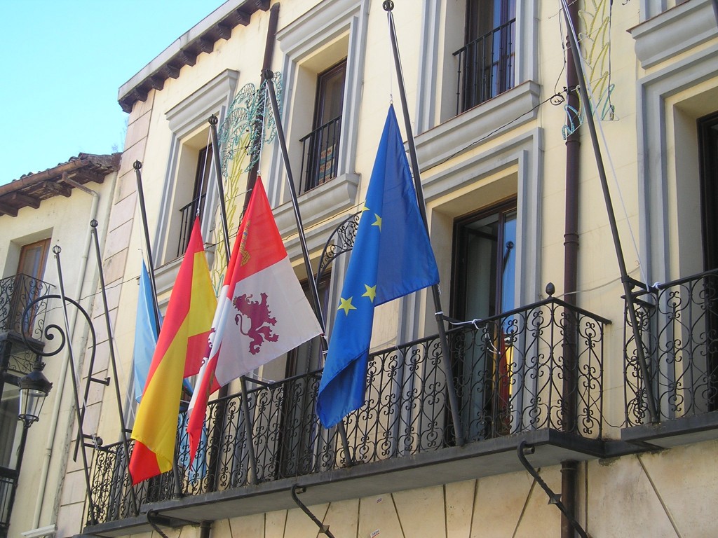 banderas ayuntamiento media asta luto